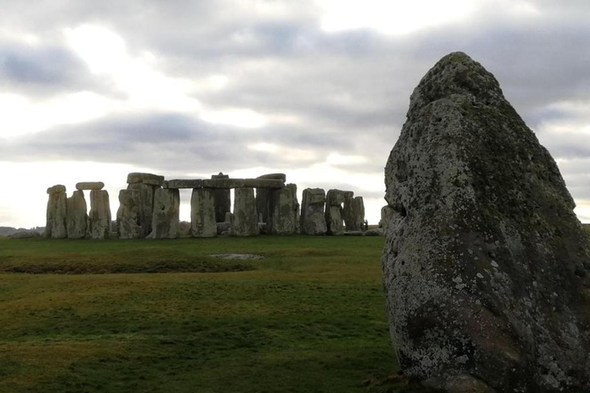 Velká skála v poli se Stonehenge