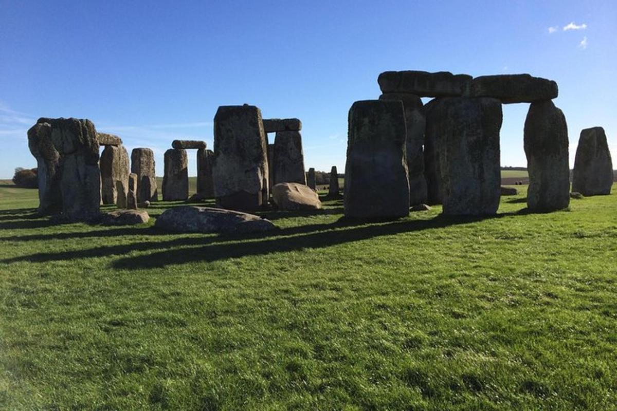 sekumpulan batu stonehenge di padang