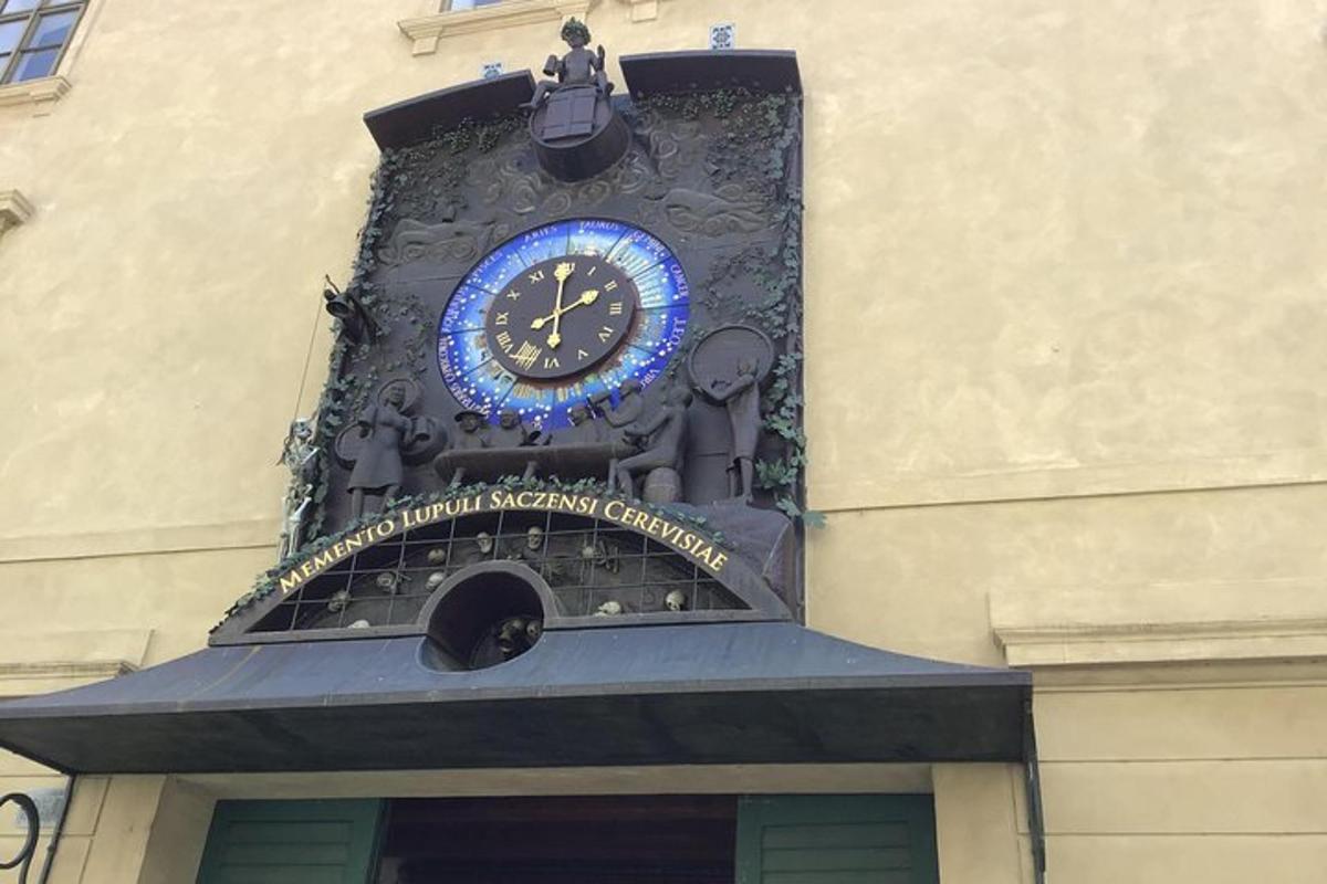 un rellotge blau al costat d'un edifici