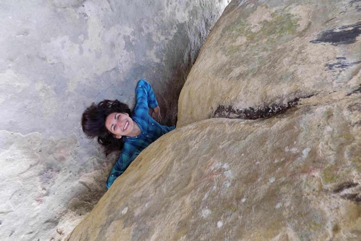 una donna sta scalando una parete rocciosa