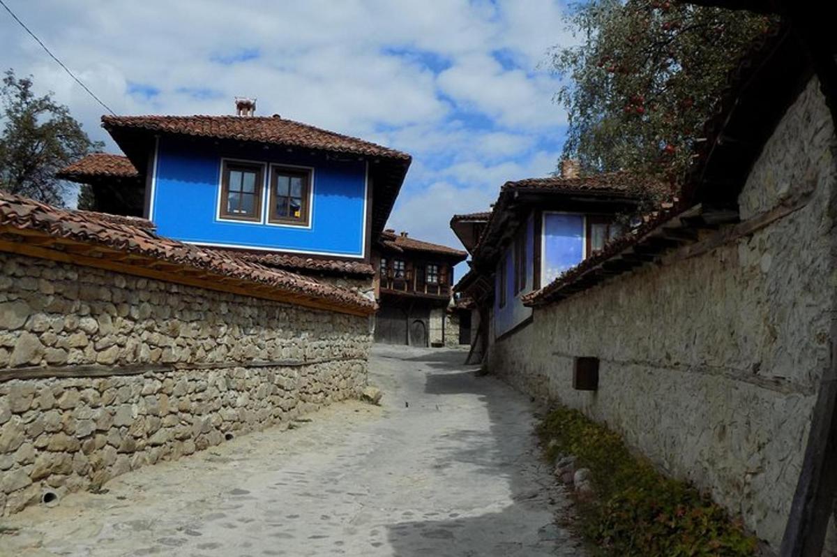 um beco com uma casa azul na lateral de um prédio