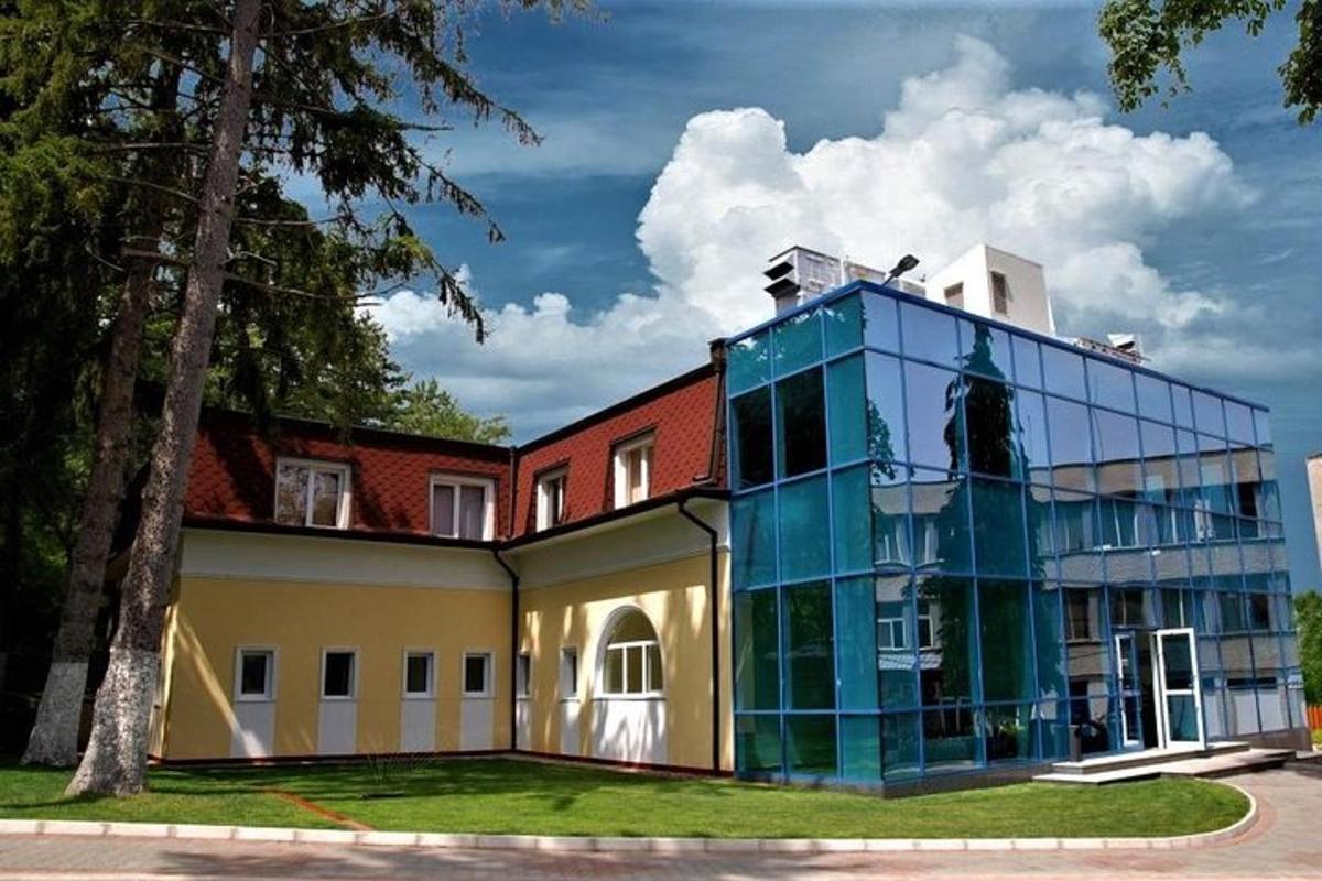 sklenená budova so stromom pred ňou