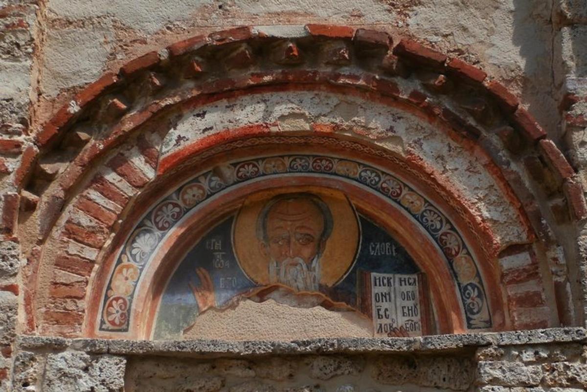 una finestra con un dipinto di un uomo su un edificio