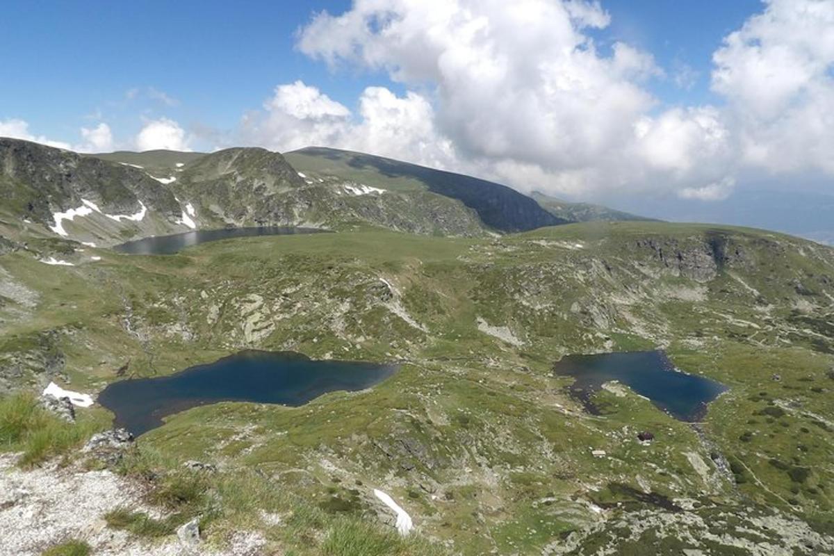 due laghi sul fianco di una montagna