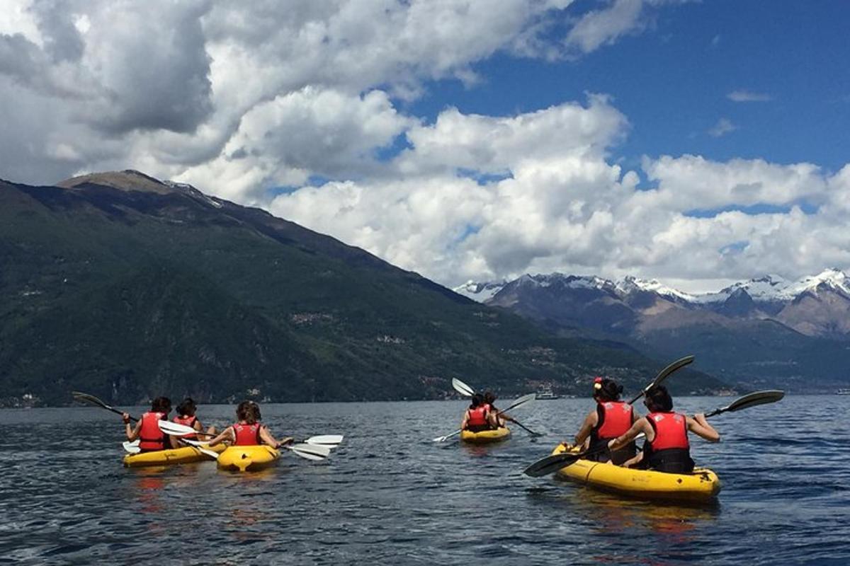 un grup de oameni în caiace pe un lac