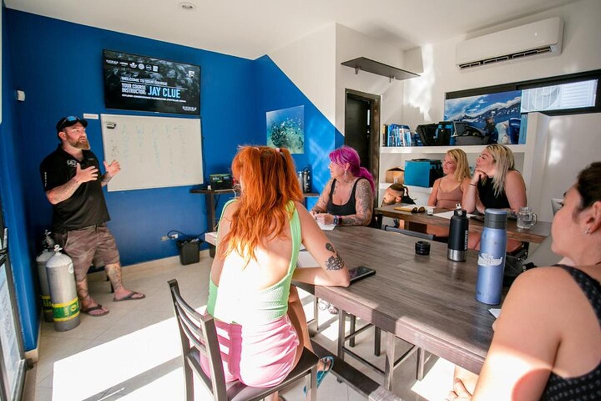um homem fazendo uma apresentação em uma sala com pessoas sentadas em mesas