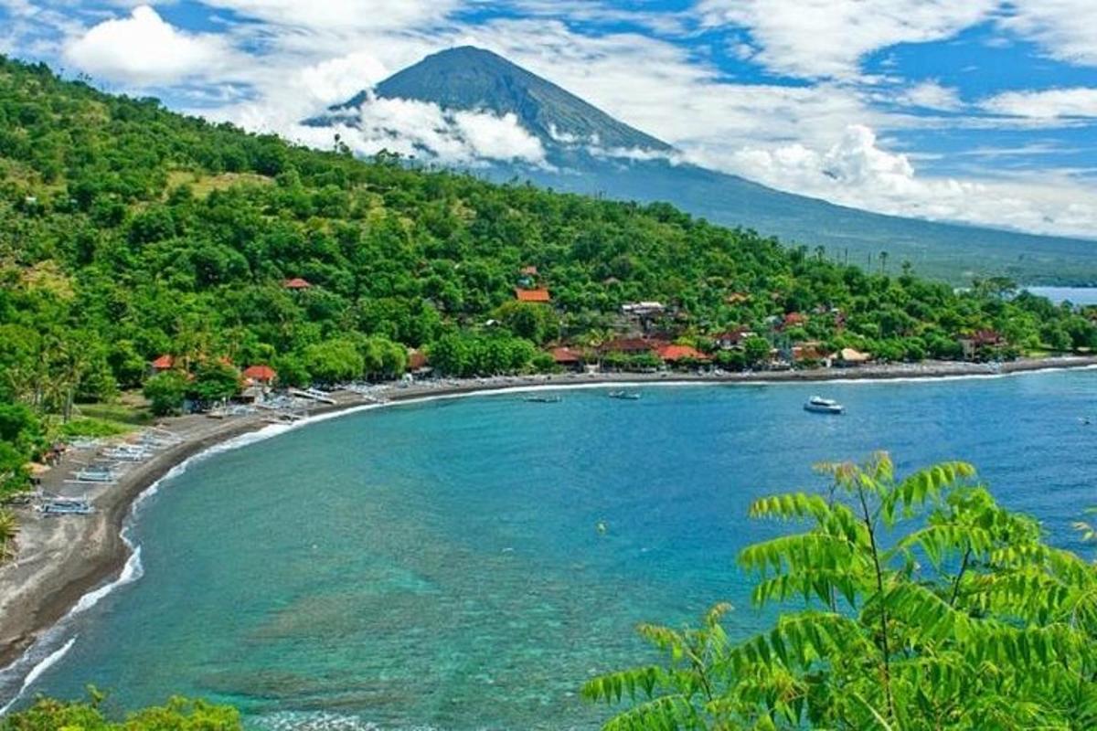 una vista di una spiaggia con una montagna sullo sfondo