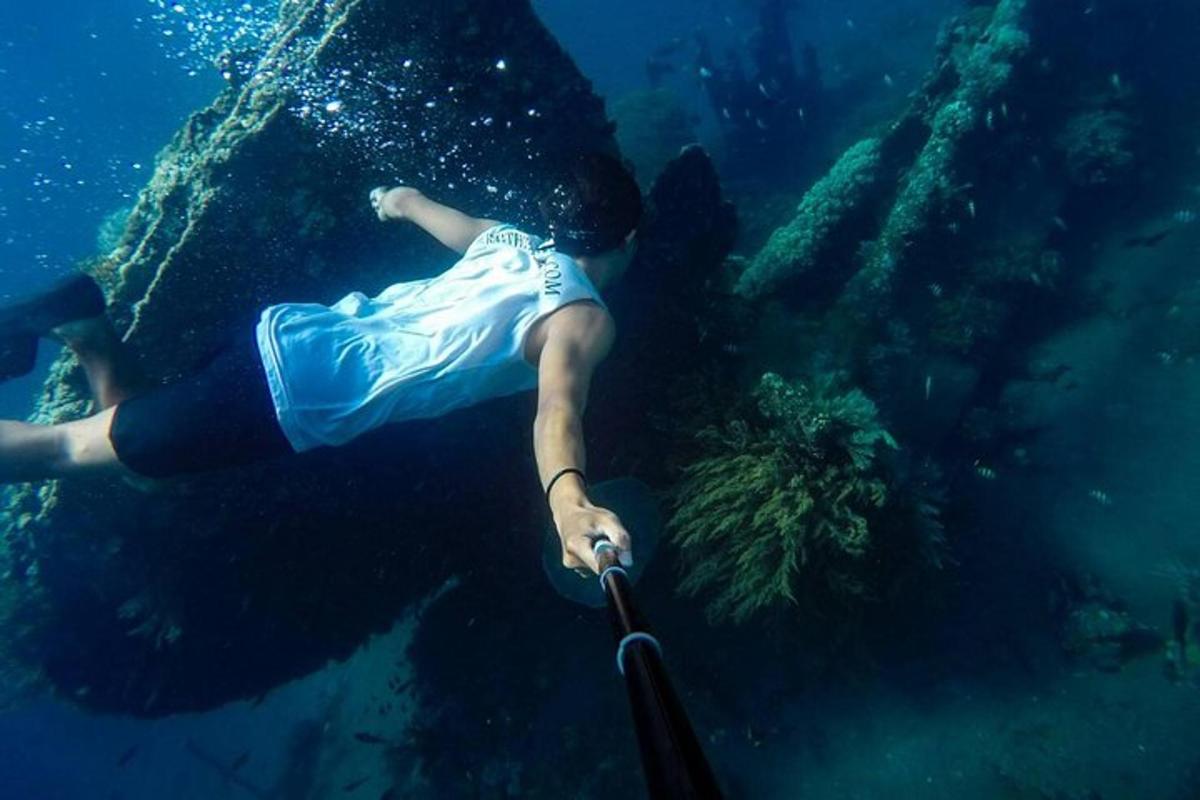 una persona che nuota nell'oceano con una pagaia