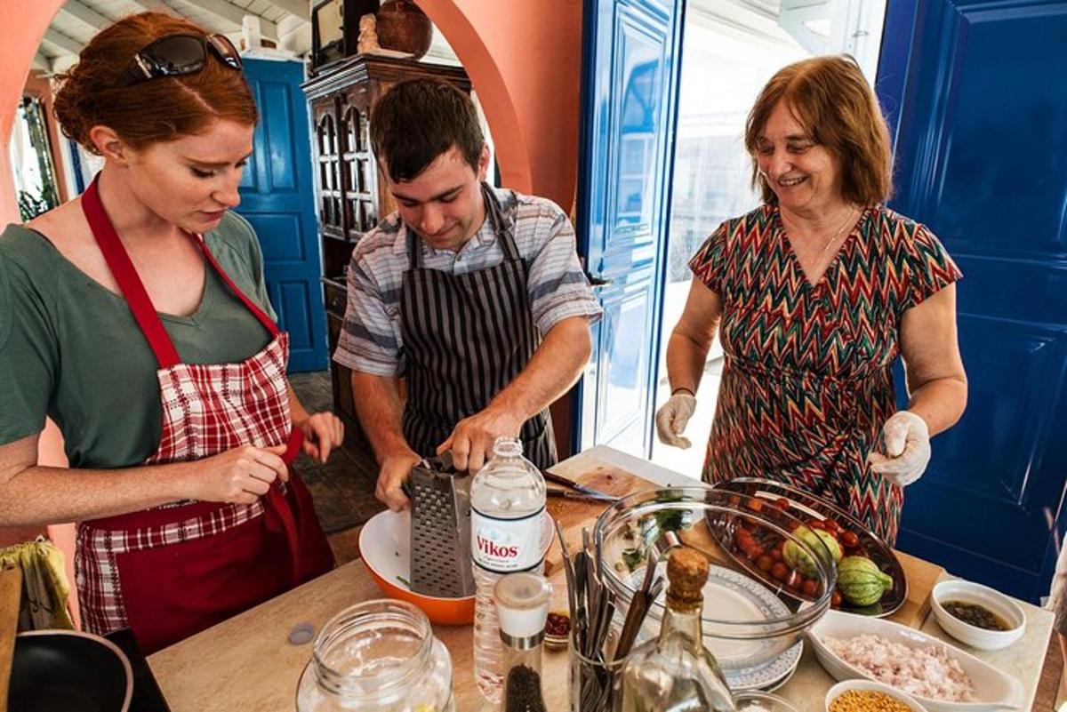 Un hombre y una mujer preparando comida en una cocina.
