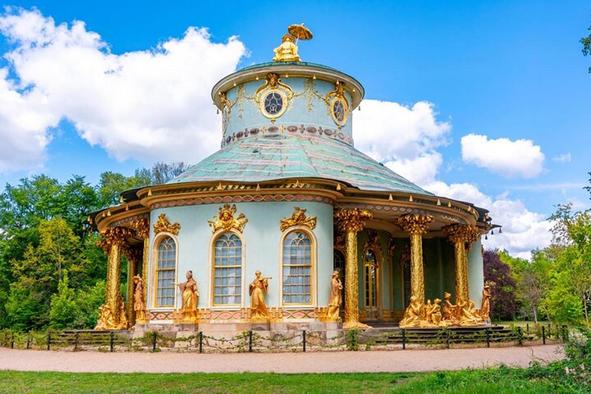 um grande edifício com uma cúpula em um parque