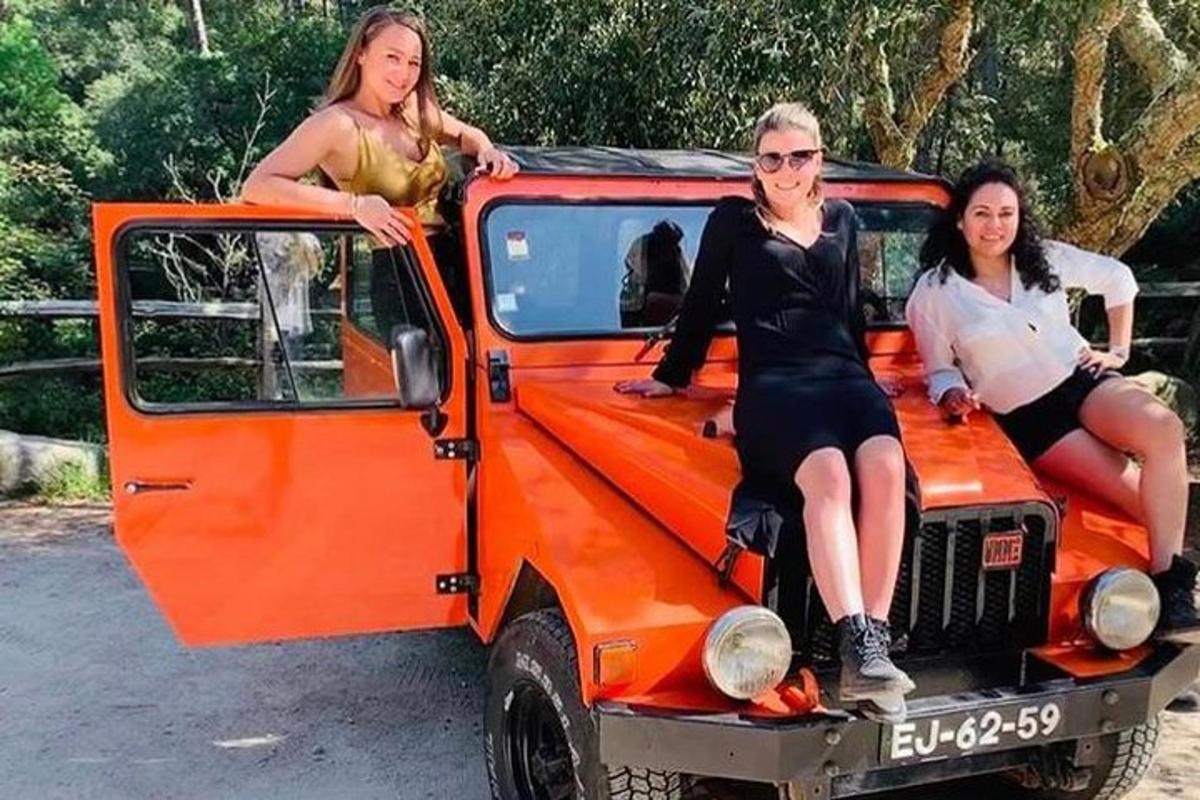 Kolm naist istuvad oranži auto tagaistmel