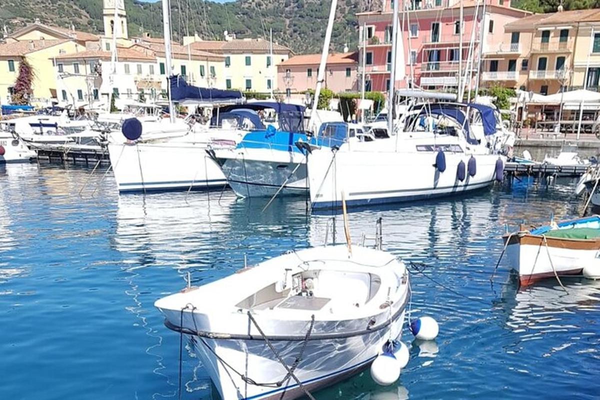 en gruppe båter ligger til kai i en havn