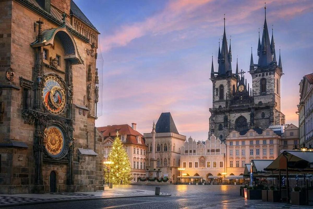 una ciutat amb un arbre de Nadal davant dels edificis
