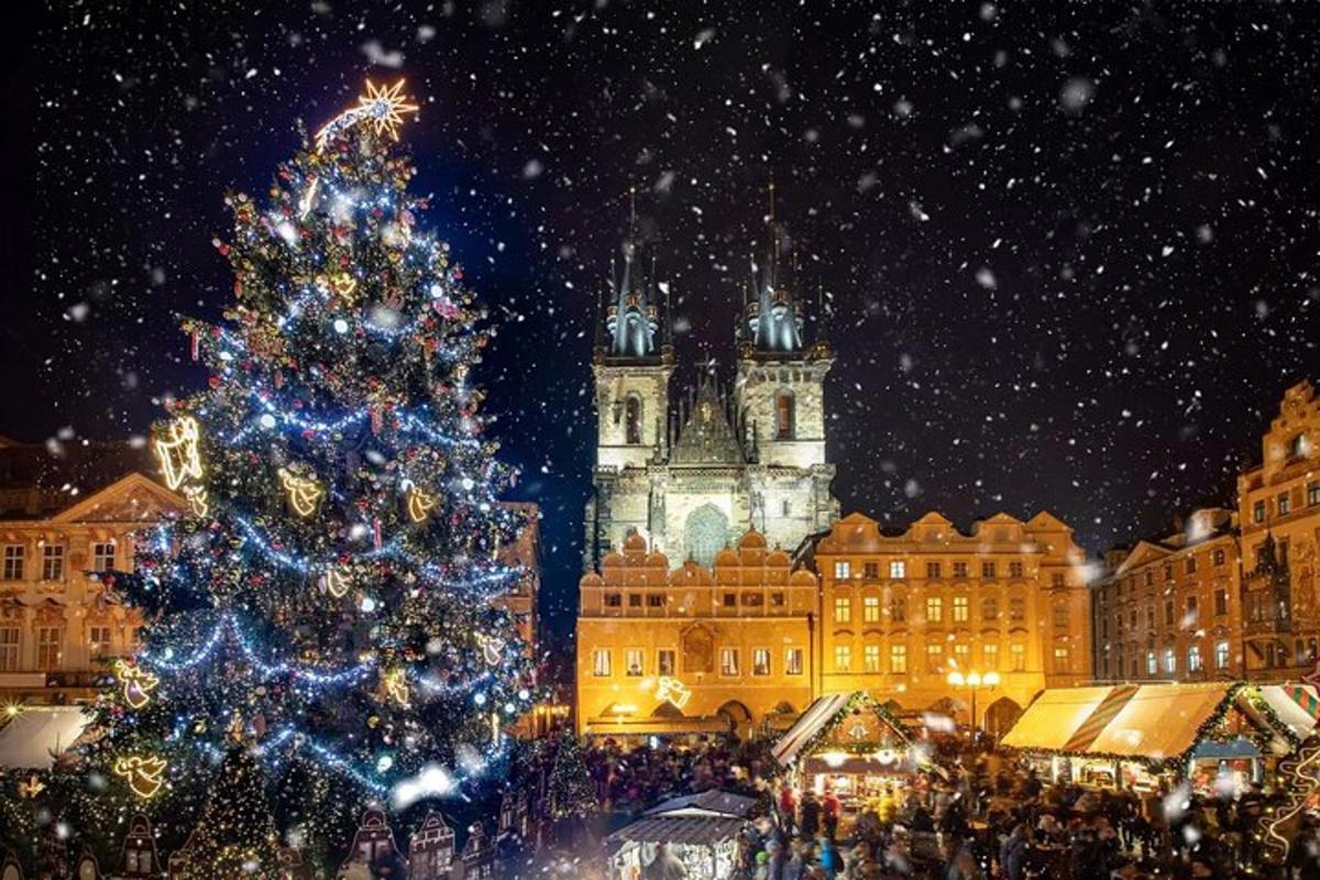 un arbre de Nadal davant d'un gran edifici