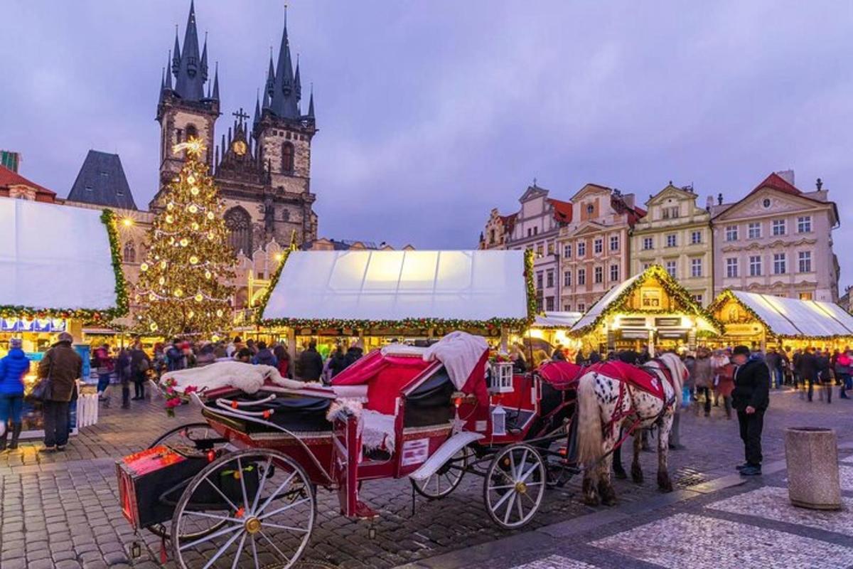 un carruatge tirat per cavalls davant d'un mercat de Nadal
