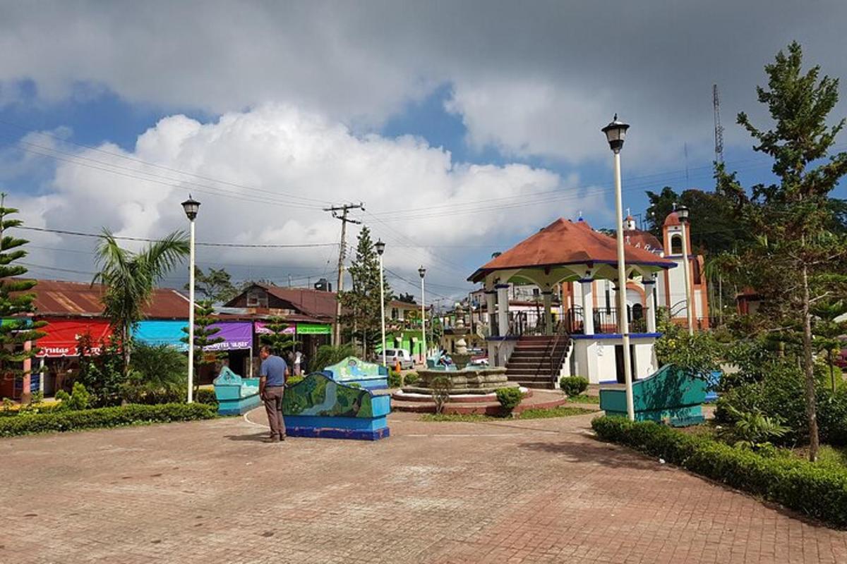 một người đàn ông đang đứng trước một thị trấn