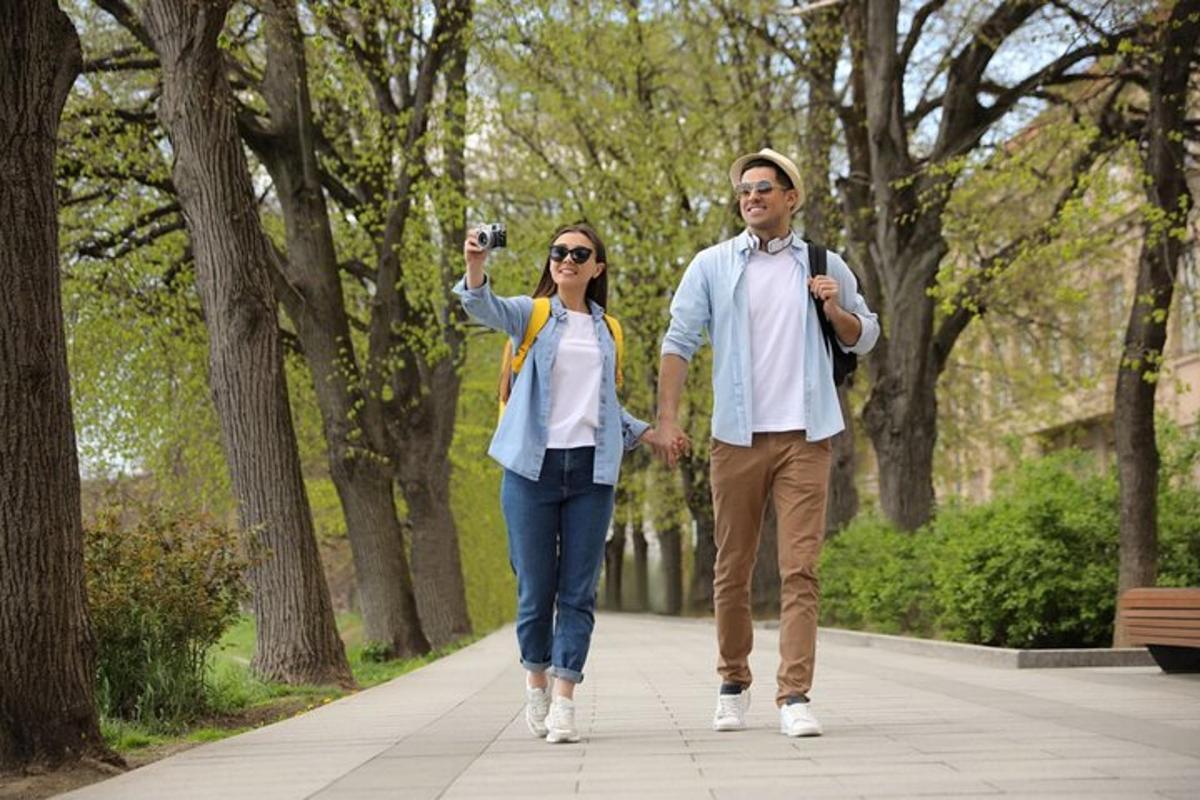 un uomo e una donna che camminano lungo un marciapiede