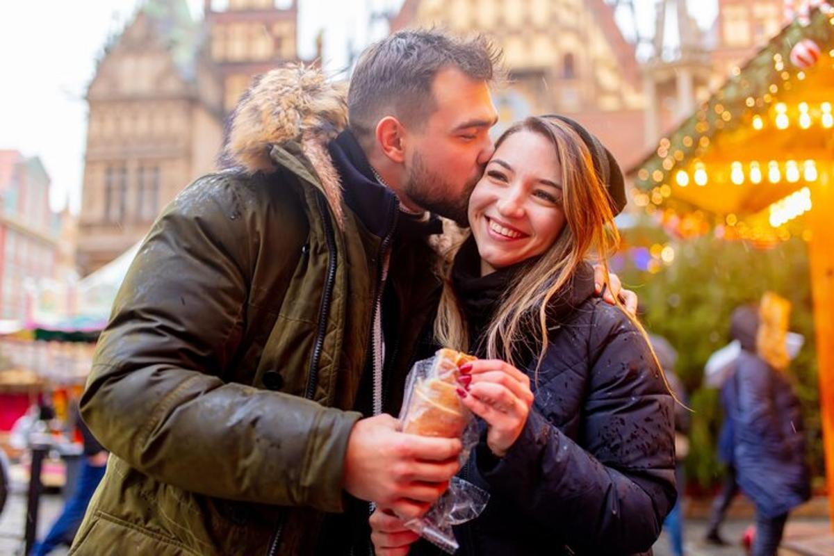 moški in ženska jesta hot dog