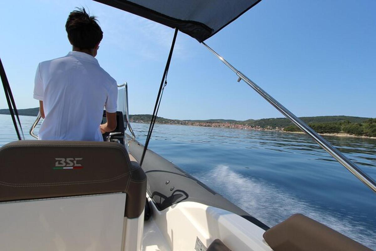 moški na čolnu na vodi