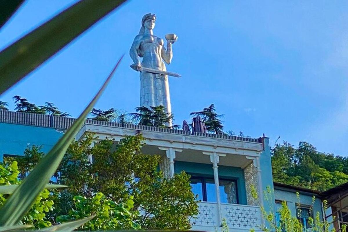 статуя чоловіка з лижами на даху будівлі