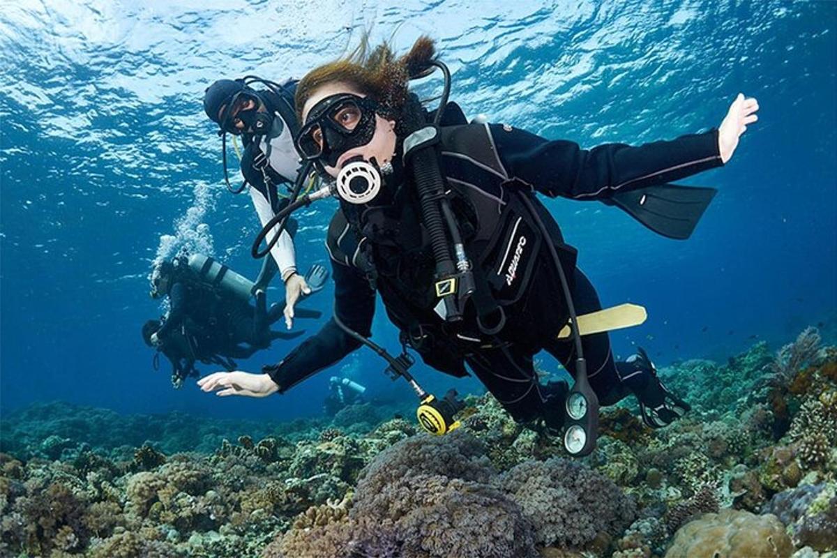 una donna sta facendo immersioni subacquee su una barriera corallina
