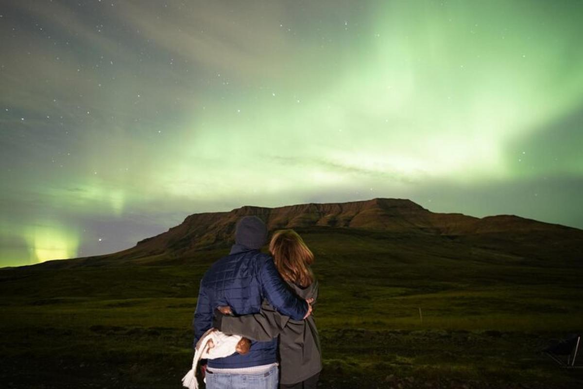 un home i una dona drets en un camp sota el cel
