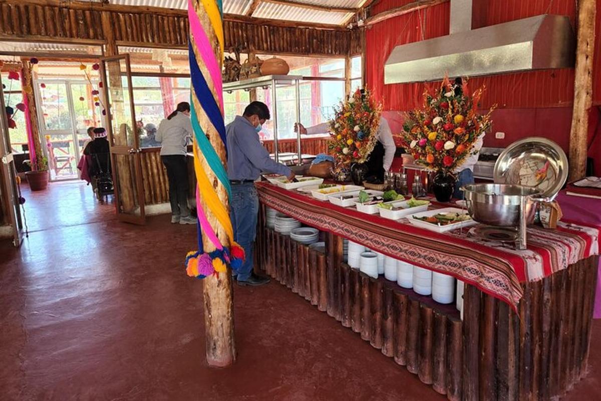 Un hombre preparando comida en un buffet en un restaurante.