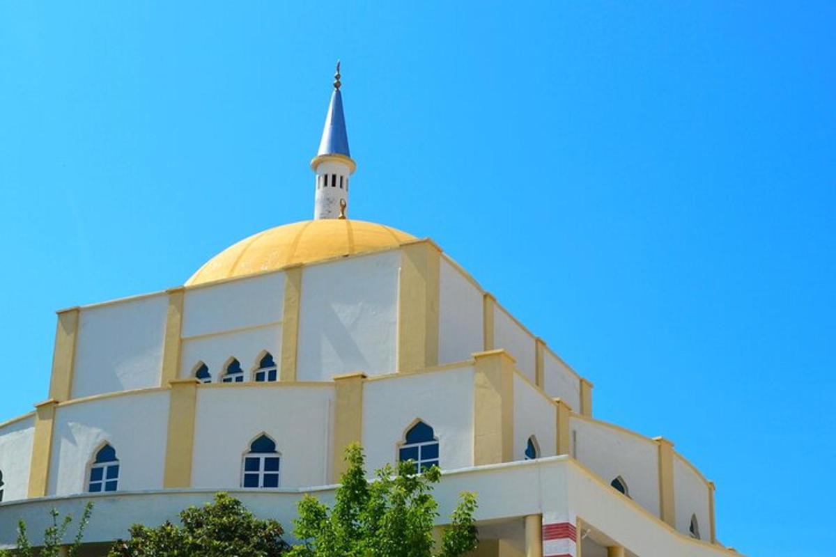 ένα τζαμί με τρούλο στην κορυφή ενός κτιρίου