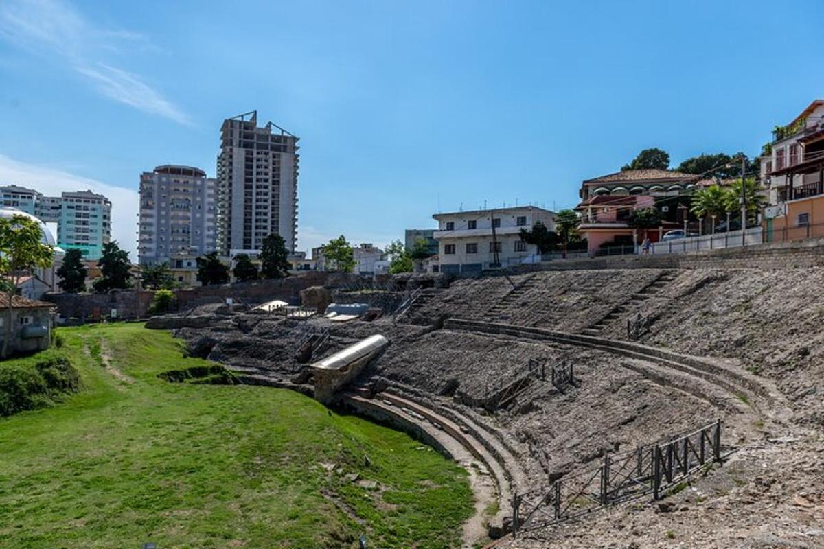 một đấu trường cổ trong một thành phố có nhiều tòa nhà cao tầng