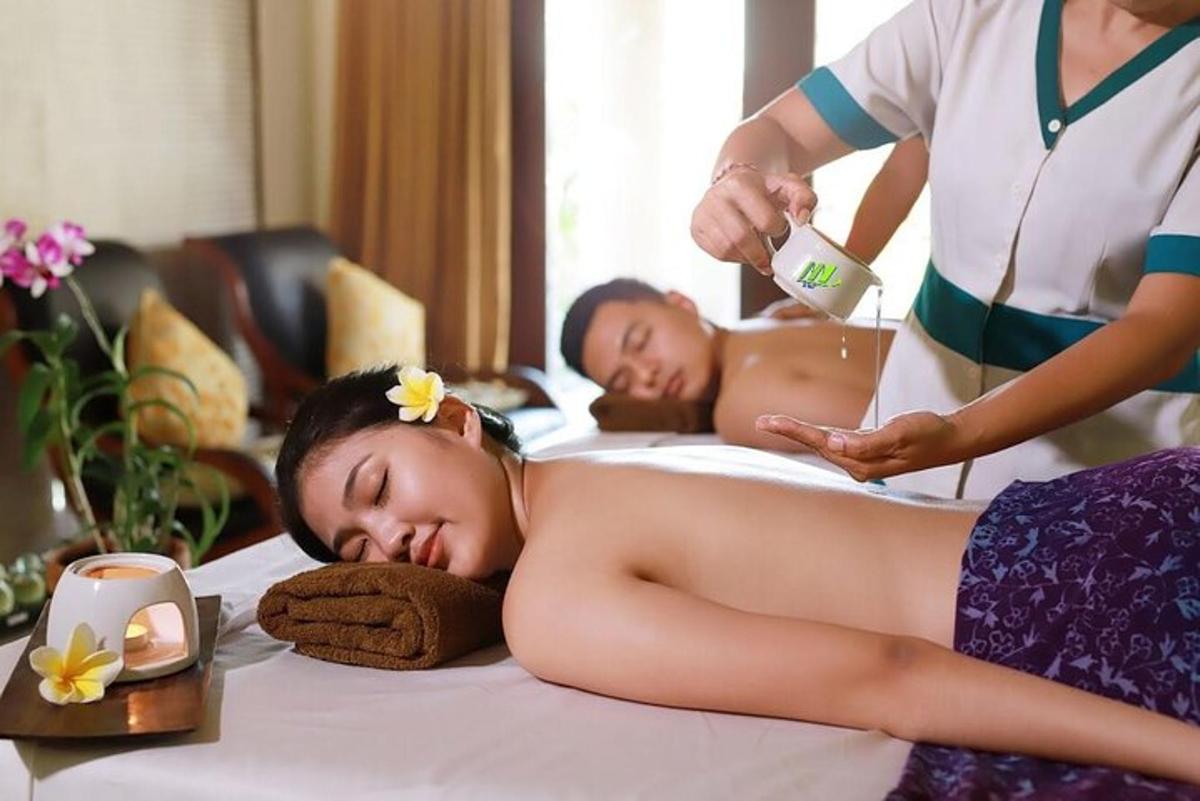 o femeie care primește un masaj la un spa cu un bebeluș