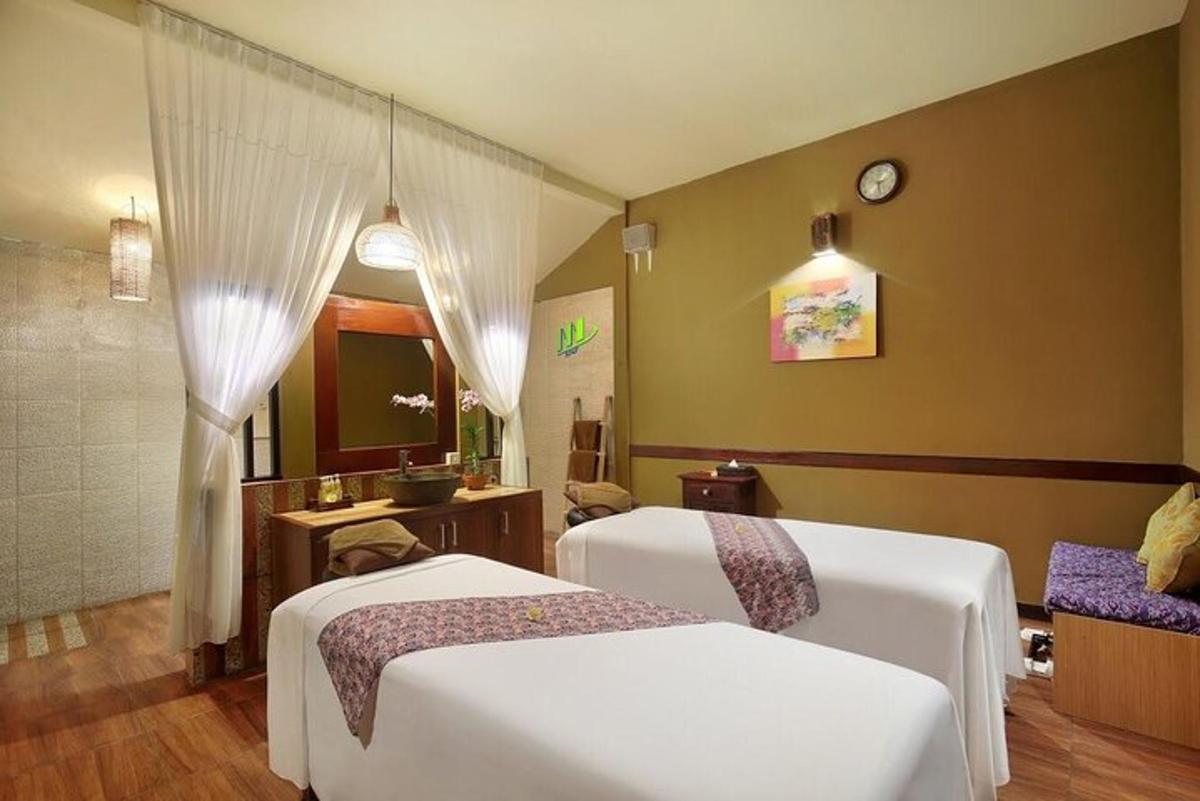o cameră de hotel cu două paturi și o fereastră