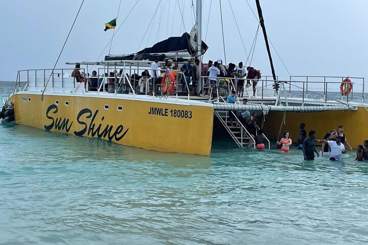 un gruppo di persone su una barca gialla in acqua