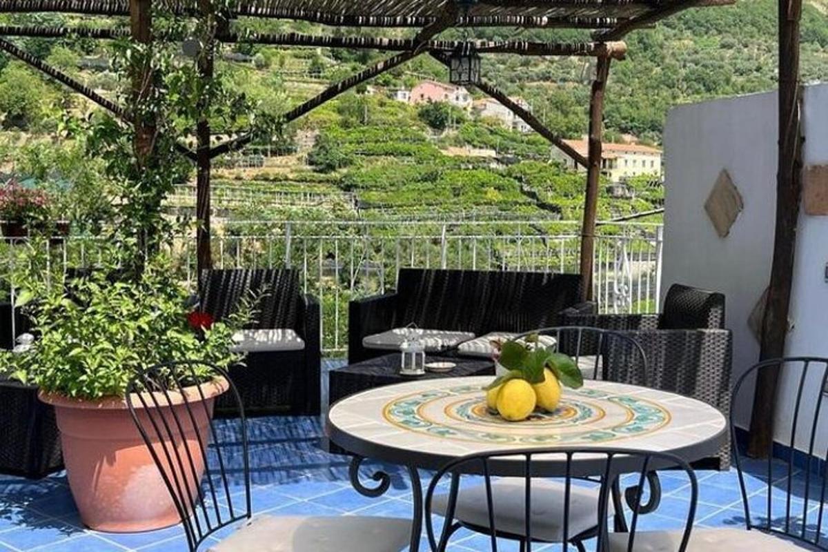 un tavolo con un piatto di frutta su un patio