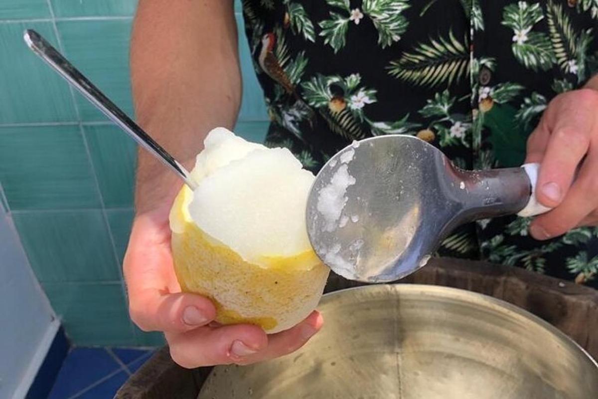 una persona che tiene in mano un cucchiaio e un dolce in una pentola