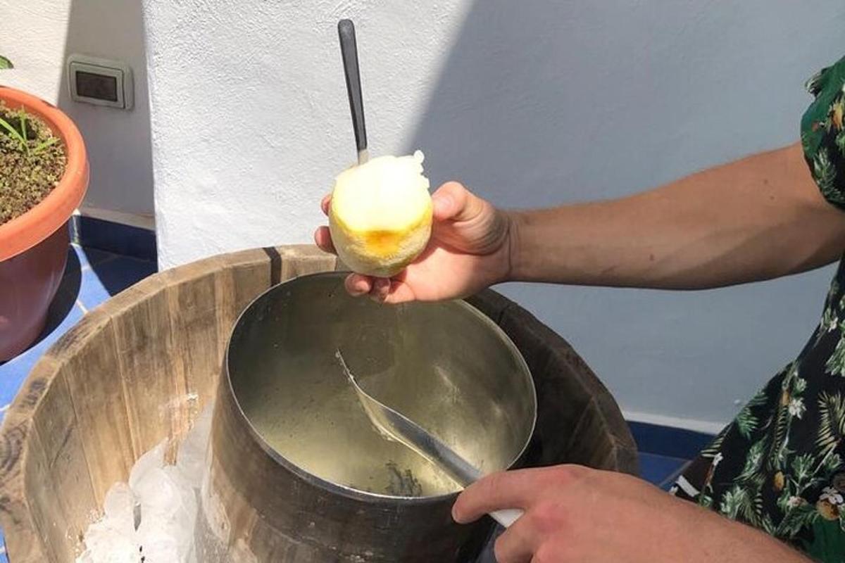 una persona sta mescolando una pentola con un cucchiaio