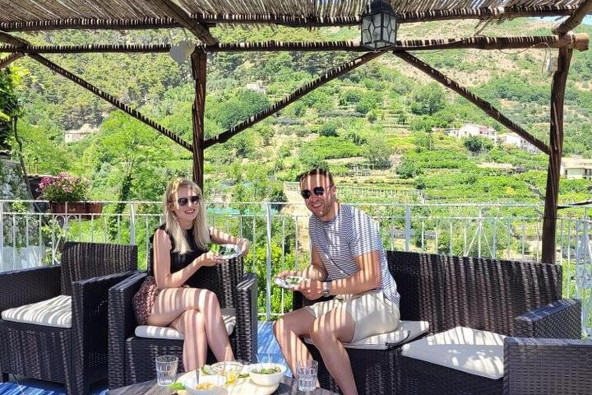 un uomo e una donna seduti a un tavolo con del cibo