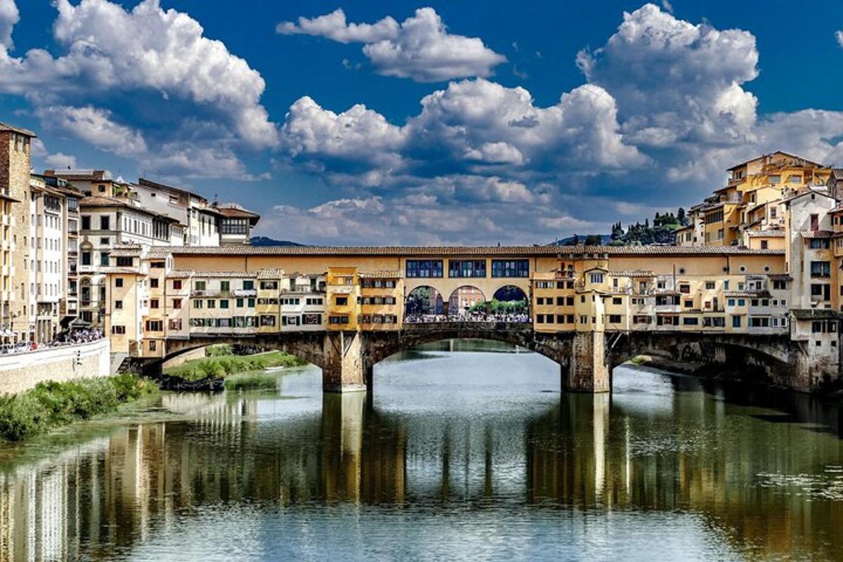 un ponte sopra un fiume in una città