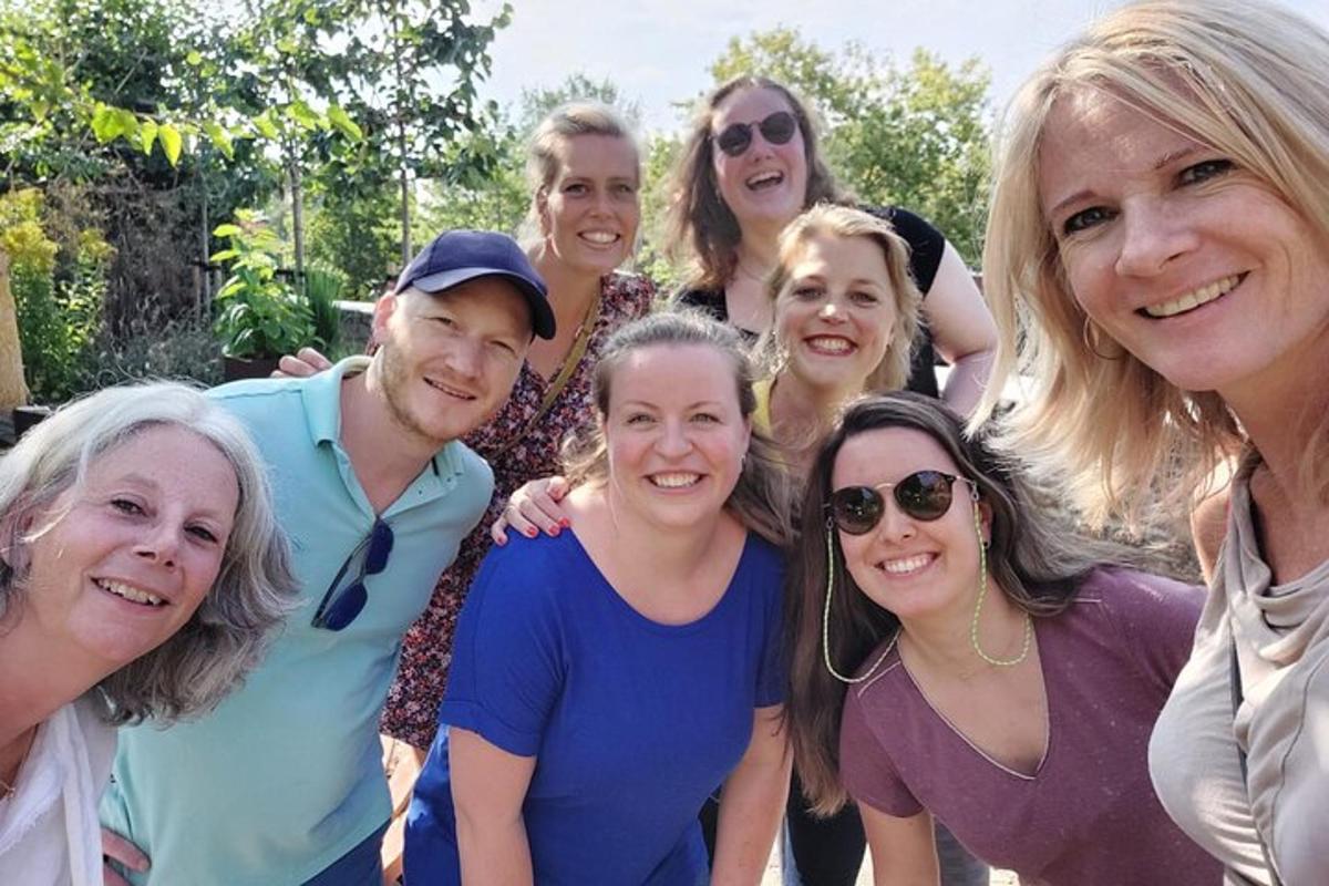 un gruppo di persone che posano per una foto