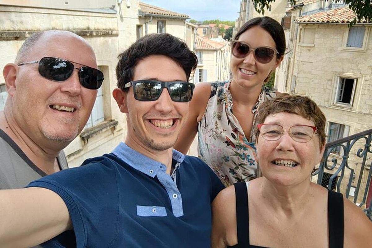 un gruppo di tre persone che posano per una foto