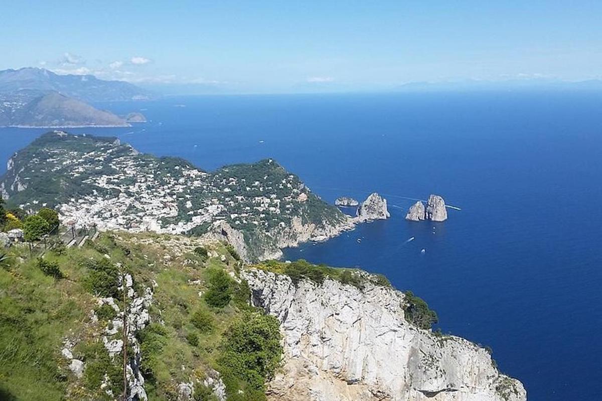 pohled na horu s oceánem a skalami