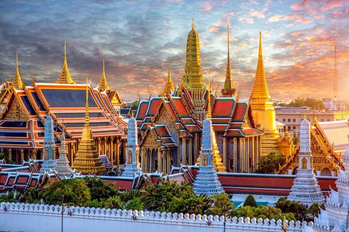 templomok és pagodák csoportja naplementekor