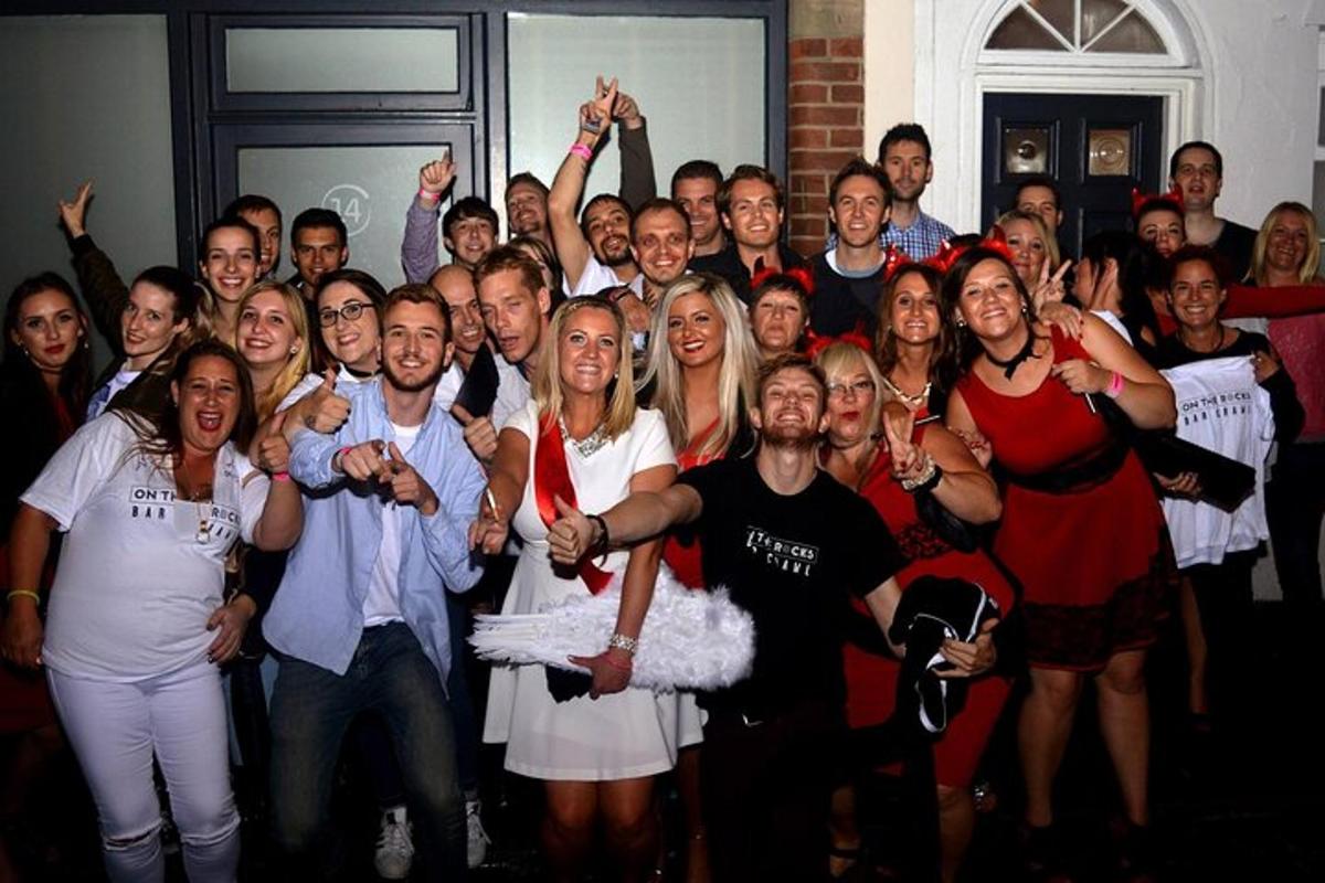 un gran grup de persones posant per a una foto