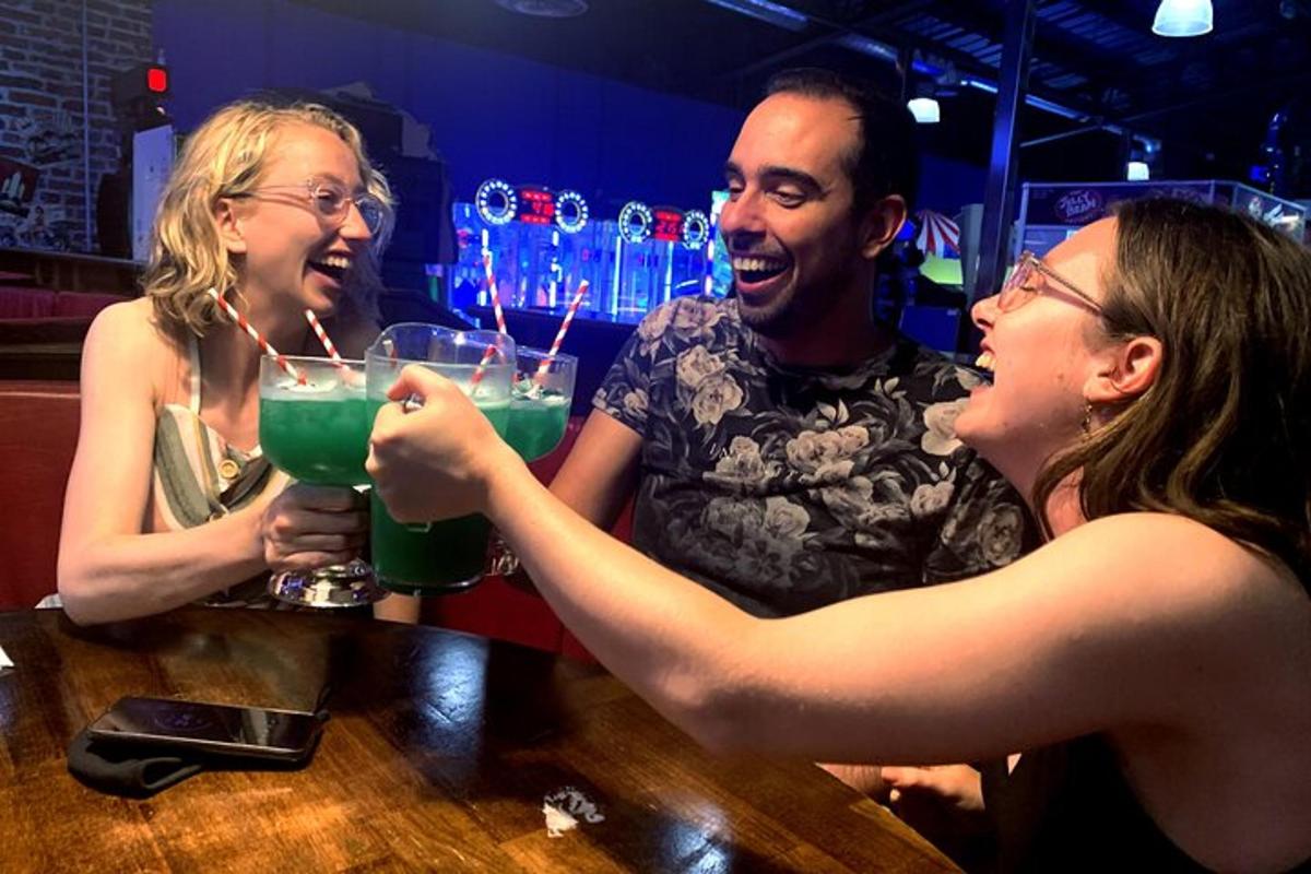 un grup de persones assegudes a una taula amb begudes