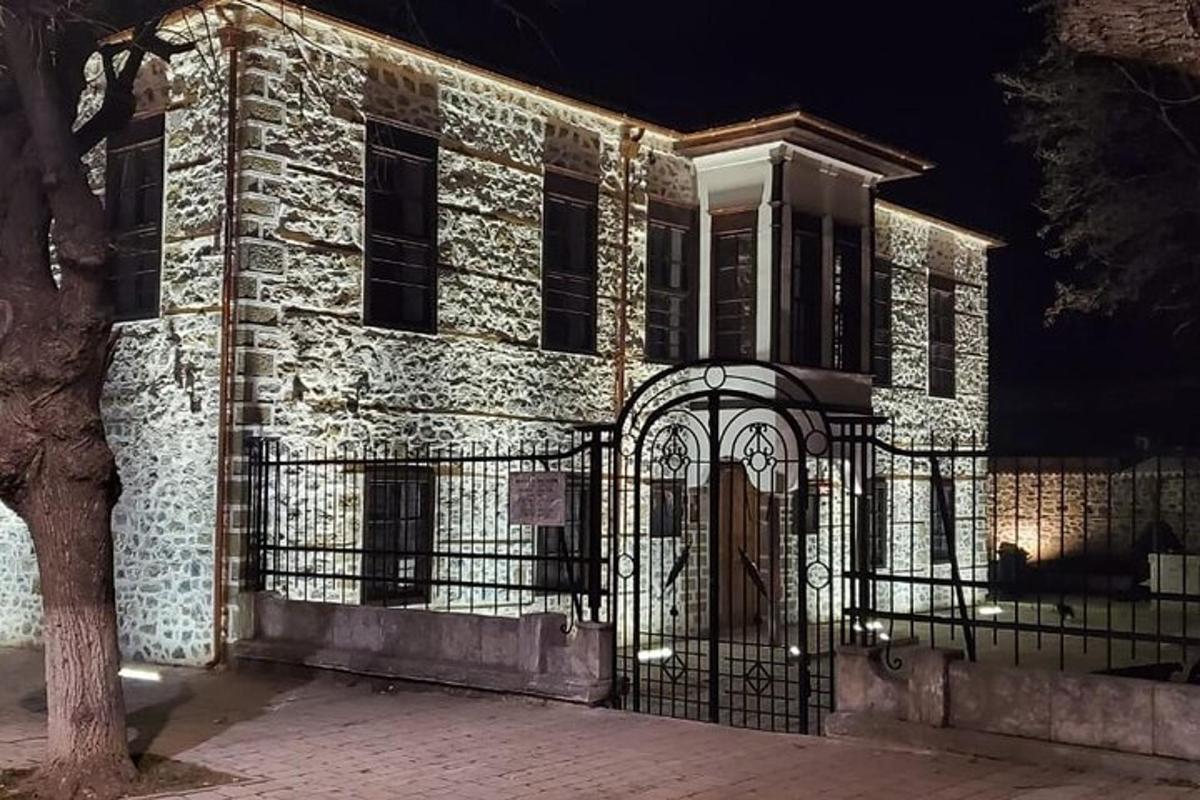 Un edificio de piedra con una puerta delante por la noche.