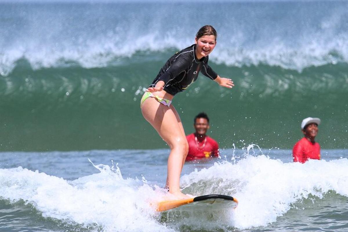 uma mulher pegando uma onda em uma prancha de surfe no oceano