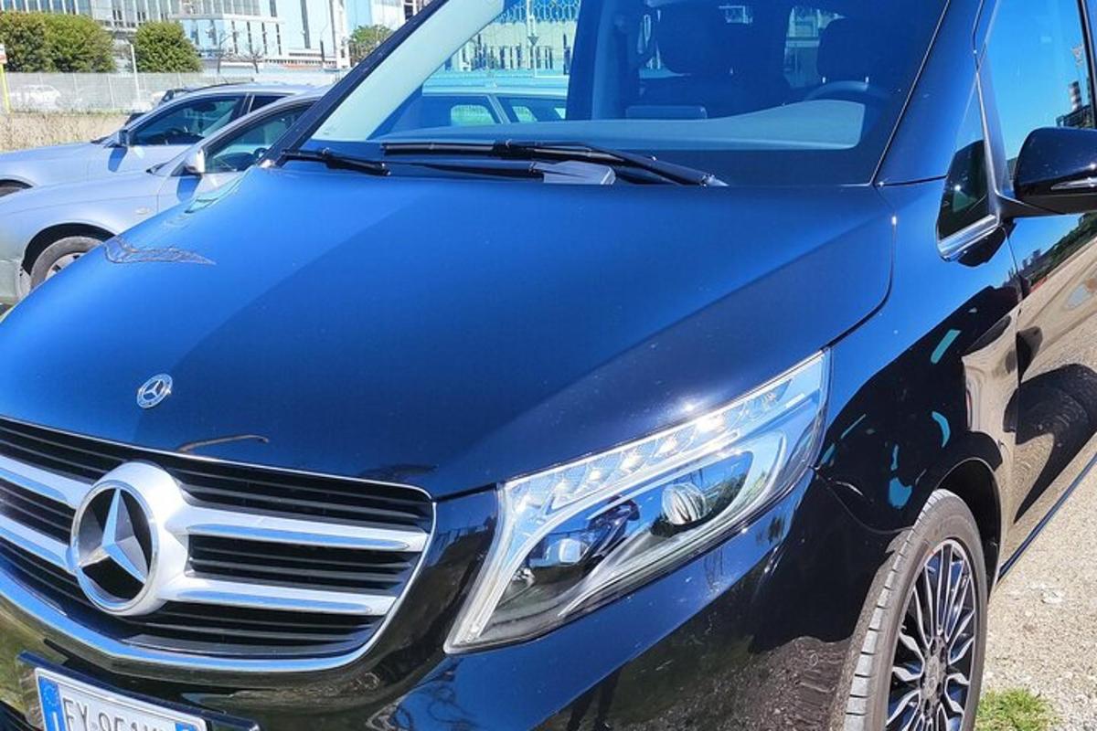 sinine auto on pargitud parklasse