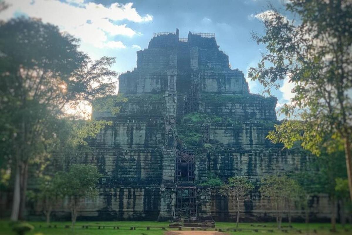 un grande edificio in cima a una montagna