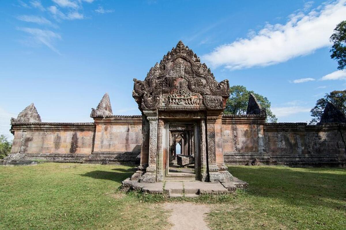 sebuah bangunan tua dengan gerbang di lapangan