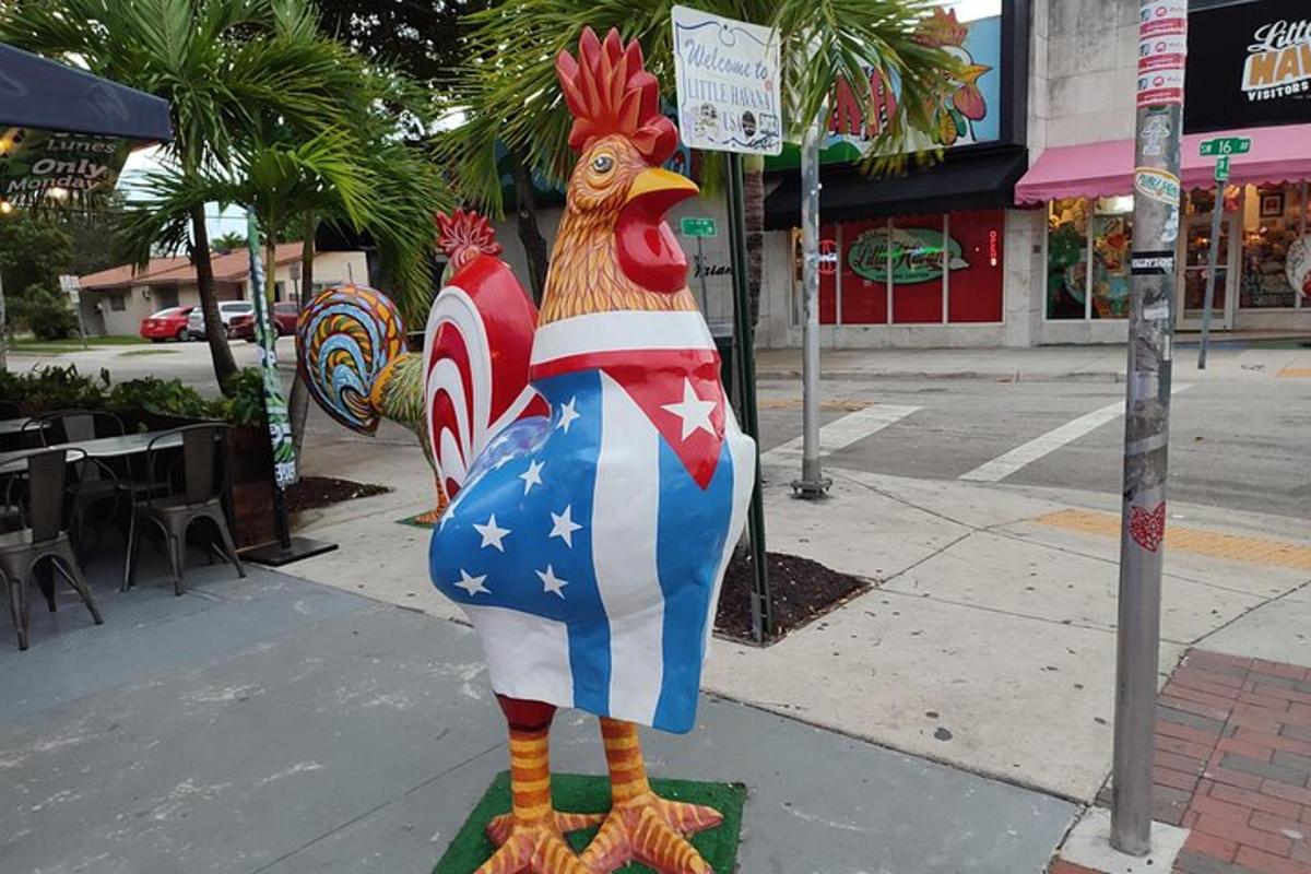 patung ayam jantan yang dilukis dalam bendera AS