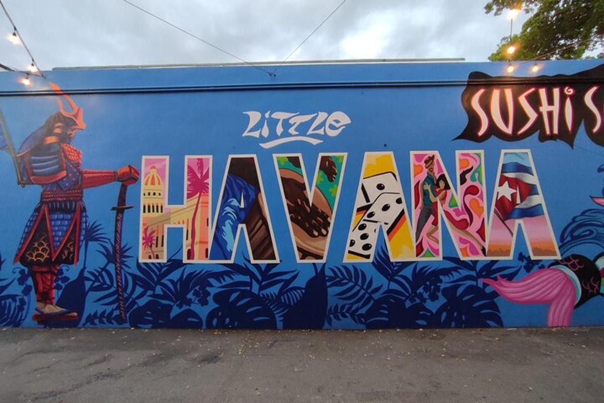 nástěnná malba na straně budovy s graffiti